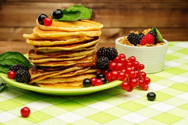 パンケーキ、新鮮な果実、農村部の内部でテーブル クロスにミューズリーと健康的な朝食 — ストック写真