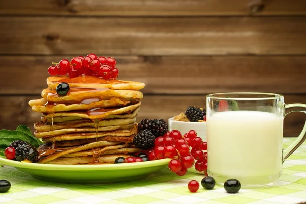 パンケーキ、新鮮な果実、農村部の内部でテーブル クロスにミルクと健康的な朝食 — ストック写真