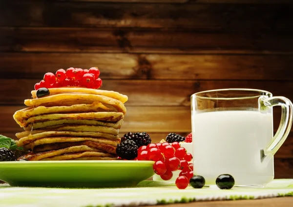 パンケーキ、新鮮な果実、農村部の内部でテーブル クロスにミルクと健康的な朝食 — ストック写真