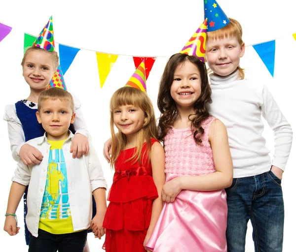 Grupo de niños felices celebrando cumpleaños — Foto de Stock