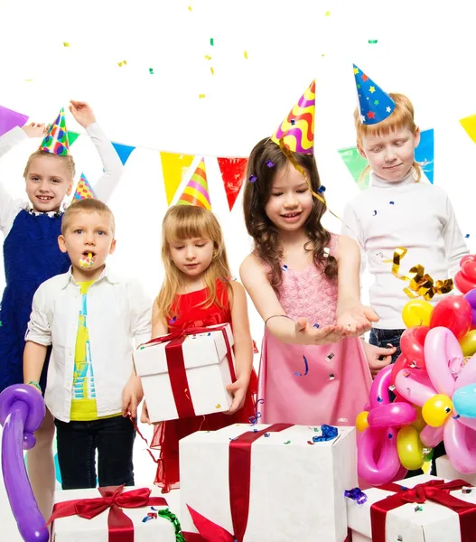 Grupo de niños felices celebrando cumpleaños — Foto de Stock