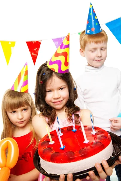 Niños pequeños y felices celebrando el cumpleaños con pastel — Foto de Stock