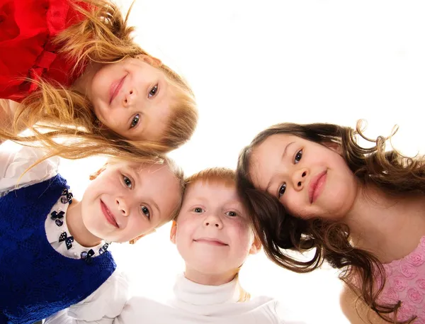 Kruppe fröhlicher Kinder steht im Kreis — Stockfoto