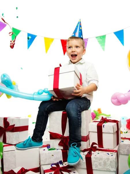 Pequeno menino feliz segurando caixa de presente — Fotografia de Stock