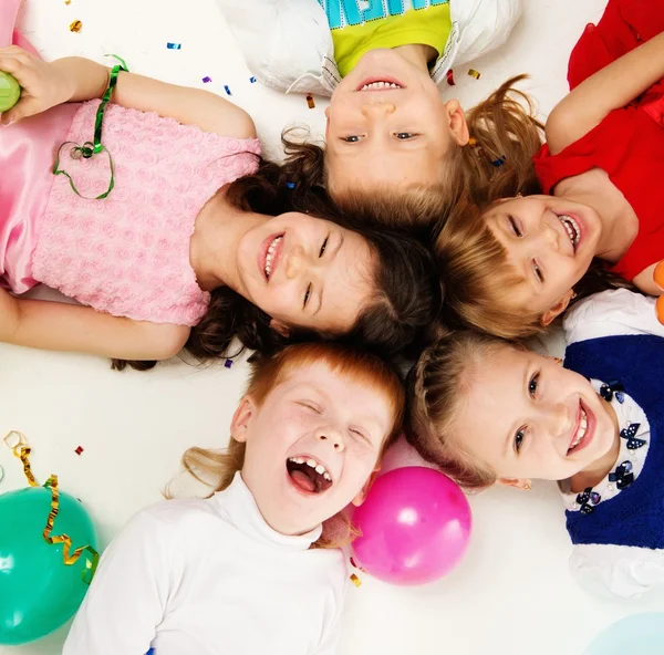 Grupo de niños felices acostados en un círculo — Foto de Stock
