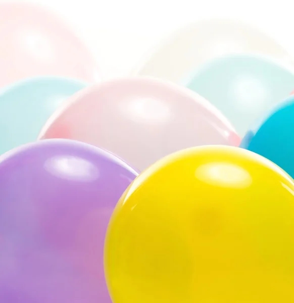 Πολύχρωμα μπαλόνια που απομονώνονται σε λευκό — Φωτογραφία Αρχείου