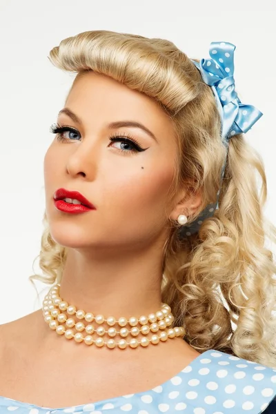 Sexy blonde pin up style jeune femme en robe bleue — Photo