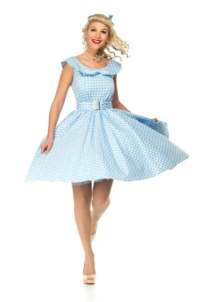 Sexy coquette blond pin-up stijl jonge vrouw in blauwe jurk — Stockfoto