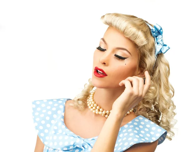 Sexy blonďatá pin up styl mladá žena v modrých šatech — Stock fotografie