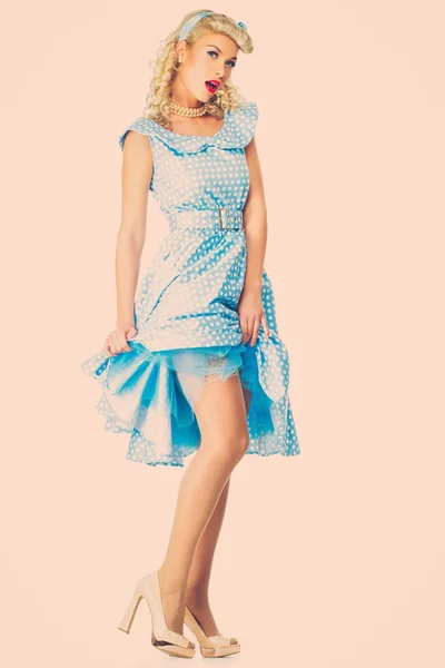 Sexy coqueta rubia pin up estilo mujer joven en vestido azul — Foto de Stock