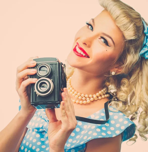 Loira coquete pin up estilo jovem mulher em vestido azul com câmera vintage — Fotografia de Stock