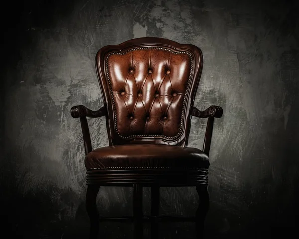 Wygodne krzesło drewniane z betonową ścianą — Zdjęcie stockowe