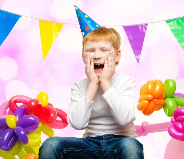 Komik küçük Kızıl saçlı çocuk arasında doğum günü balonları — Stok fotoğraf