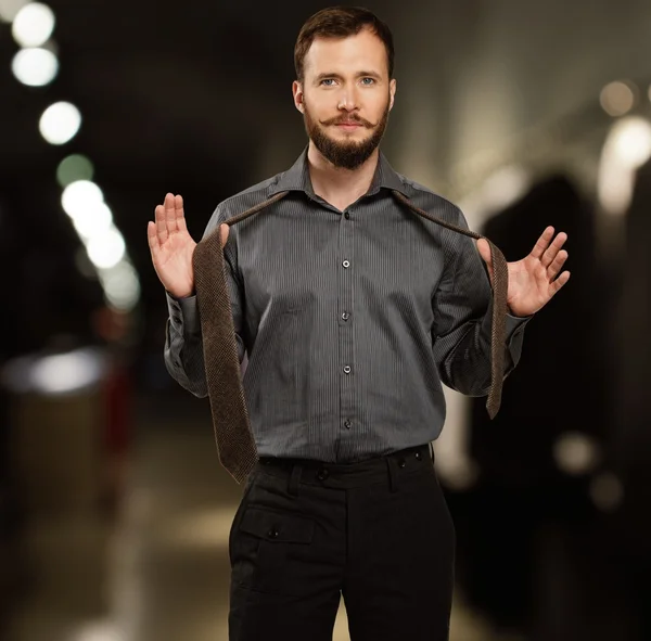 衣料品店を結ぶ、ネクタイひげのハンサムな男 — ストック写真