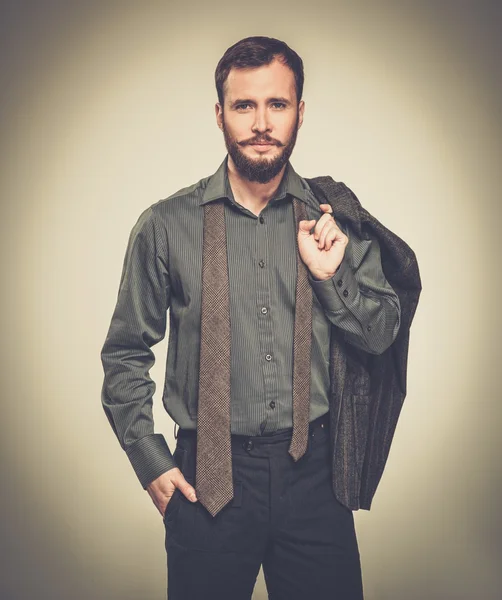 Beau homme avec une veste par-dessus son épaule — Photo