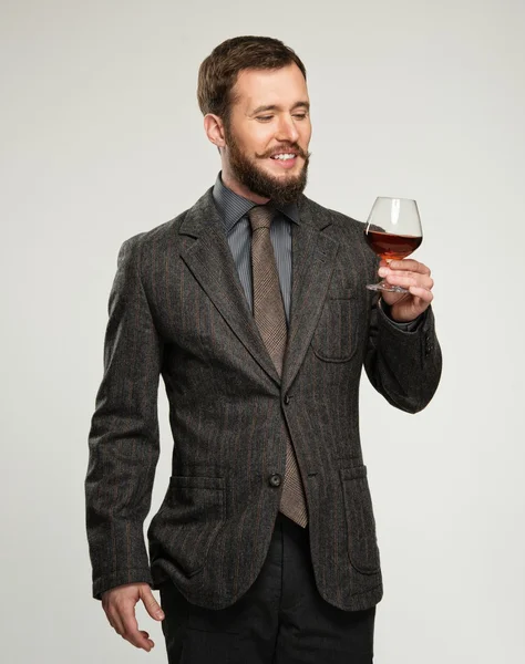 Hombre guapo bien vestido en chaqueta con vaso de bebida — Foto de Stock