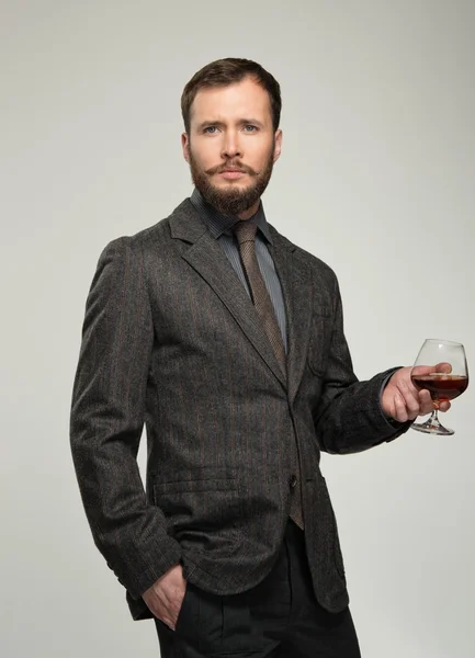 Przystojny, dobrze ubrany mężczyzna w kurtkę z szklankę napoju — Zdjęcie stockowe