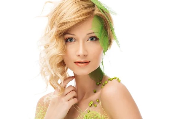 Belle jeune femme en costume de printemps conceptuel touchant son visage — Photo