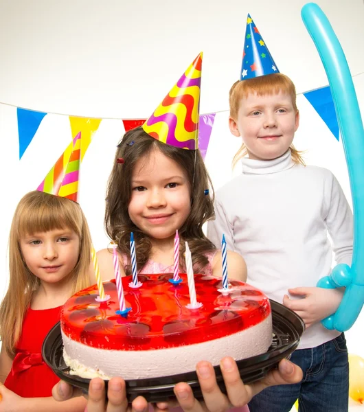 Niños pequeños y felices celebrando el cumpleaños con pastel — Foto de Stock