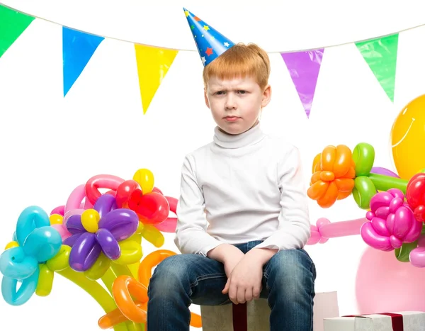 Divertido pequeño pelirrojo entre los globos de cumpleaños —  Fotos de Stock