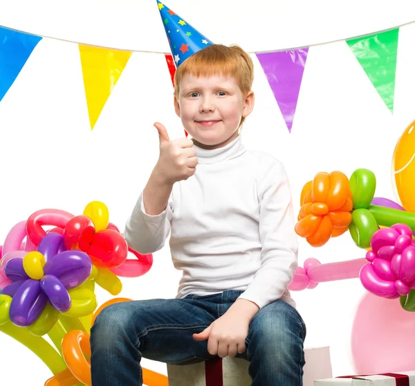 Lustige kleine rothaarige Junge unter Geburtstagsballons — Stockfoto