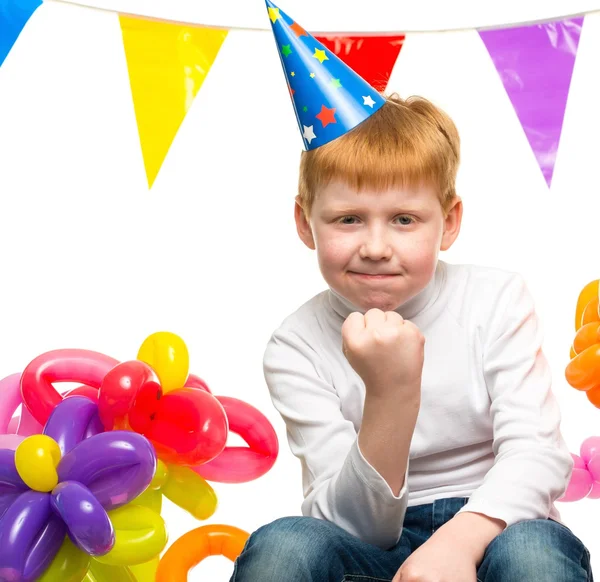 Legrační malý kluk Zrzek mezi narozeniny balónky — Stock fotografie