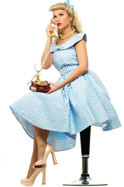 Coquette blonde pin up style jeune femme en robe bleue avec téléphone vintage — Photo