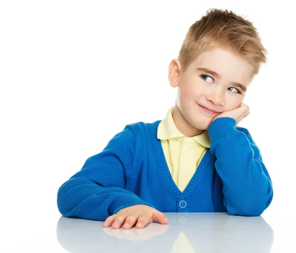 Träumender kleiner Junge in blauer Strickjacke und gelbem Hemd — Stockfoto