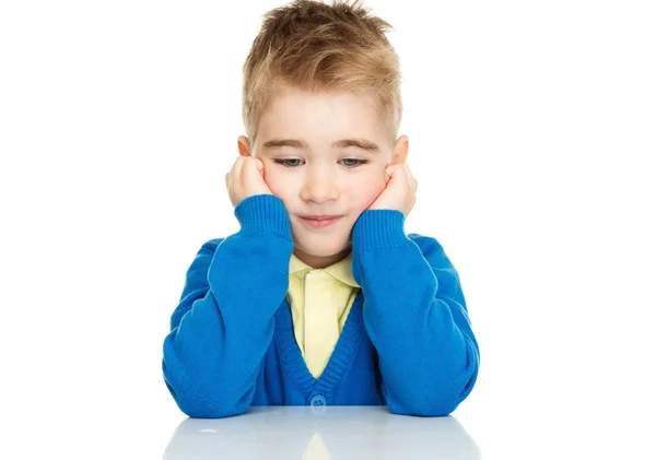 Niño soñando en cárdigan azul y camisa amarilla —  Fotos de Stock