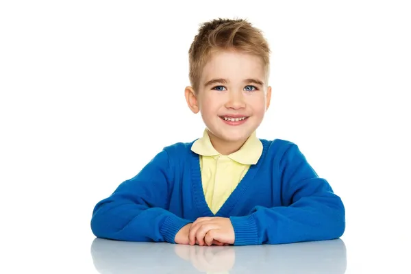 Веселый маленький мальчик в синем кардигане и желтой рубашке — стоковое фото