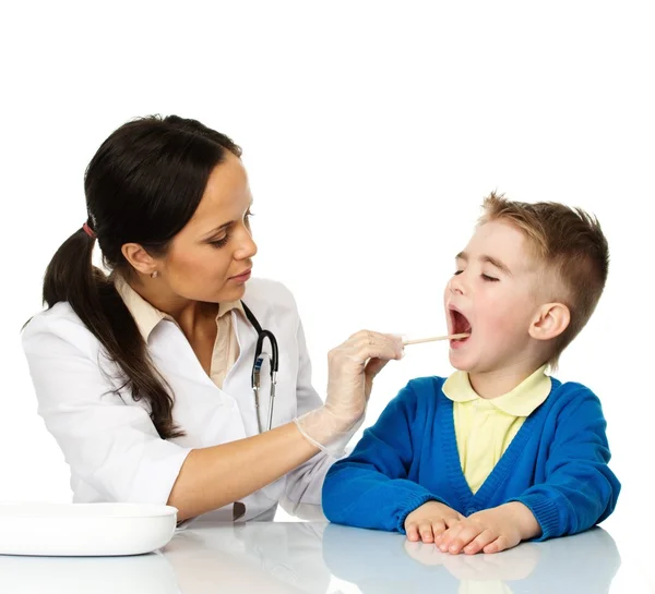 Liten pojke kontrollera halsen på barnläkare — Stockfoto