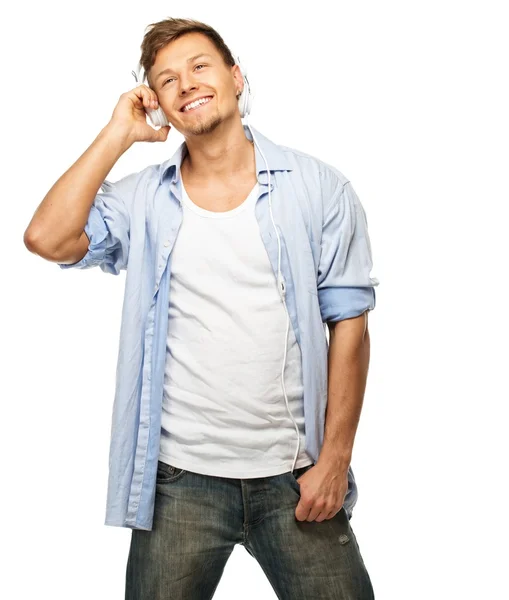 Homem elegante em camisa azul e jeans escuta música isolada em branco — Fotografia de Stock