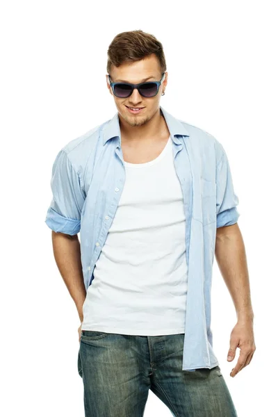 Homme élégant en chemise bleue et jeans portant des lunettes de soleil isolées sur blanc — Photo