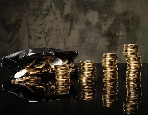 Monedero con muchas monedas en euros — Foto de Stock