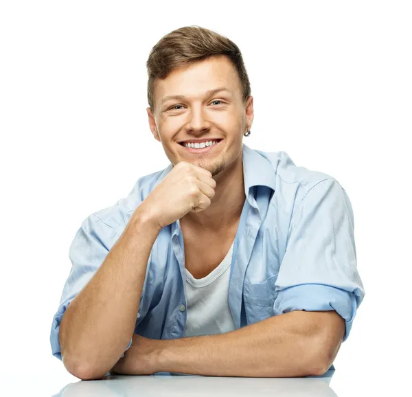 Hombre elegante sonriente en camisa azul con pendiente aislado en blanco — Foto de Stock