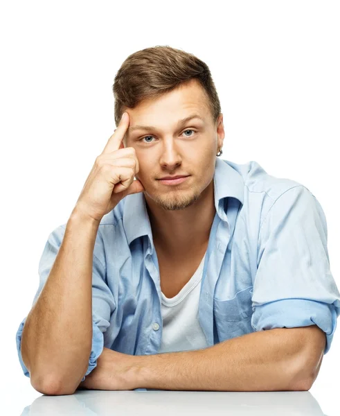 Elegante uomo in camicia blu con orecchino isolato su bianco — Foto Stock