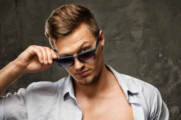 Стильний чоловік у блакитній сорочці в сонцезахисних окулярах — стокове фото