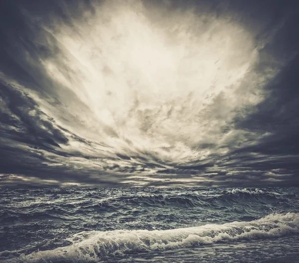 Grande onda oceânica quebrando a costa — Fotografia de Stock