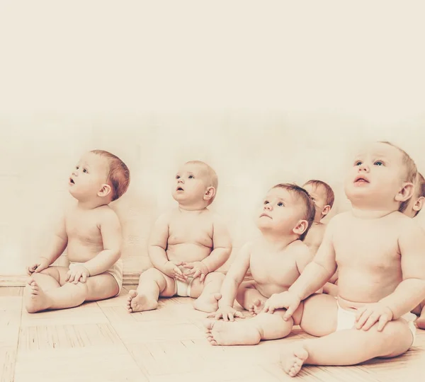 Gruppo di adorabili bambini che guardano qualcosa — Foto Stock