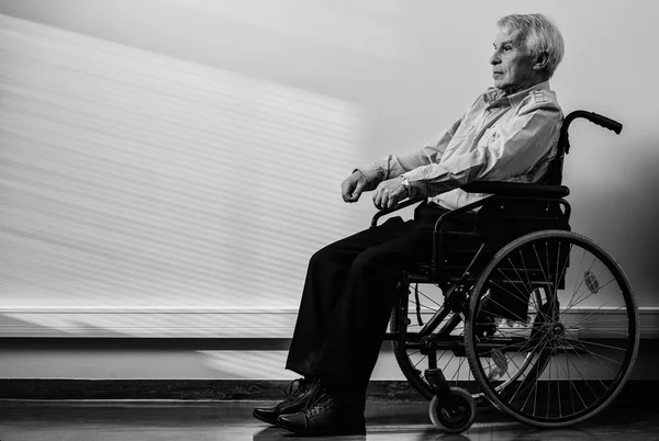 Hombre mayor reflexivo en silla de ruedas en el hogar de ancianos — Foto de Stock