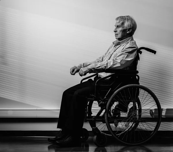 Bakım evinde tekerlekli sandalyede düşünceli komuta sizde — Stok fotoğraf