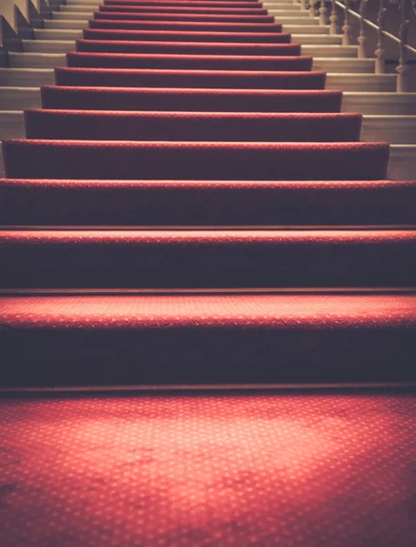 Escaleras cubiertas con alfombra roja —  Fotos de Stock