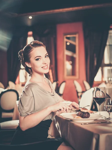 Menina bonita sozinha em um restaurante — Fotografia de Stock