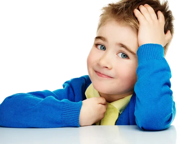 Joyeux petit garçon en cardigan bleu et chemise jaune — Photo