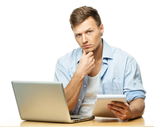Laptop üzerinde beyaz izole arkasında yoğun şık genç adam — Stok fotoğraf