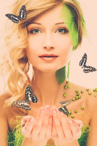 Güzel bir genç kadın kavramsal bahar kostüm ile onun etrafında kelebekler — Stok fotoğraf