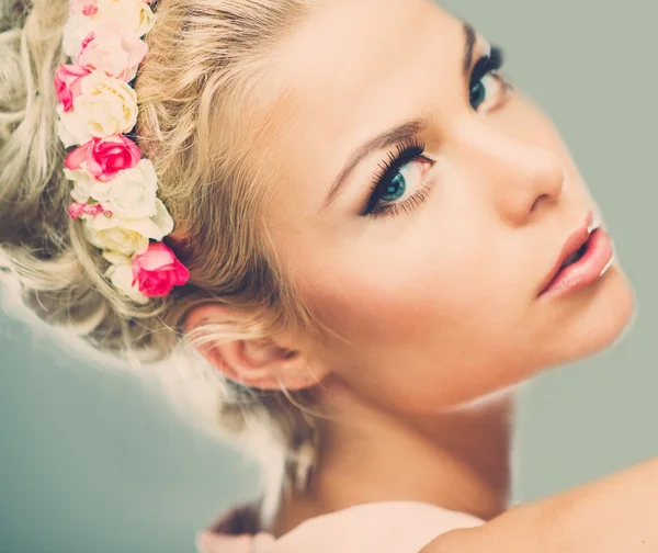 Bela jovem sonhando mulher com chaplet — Fotografia de Stock