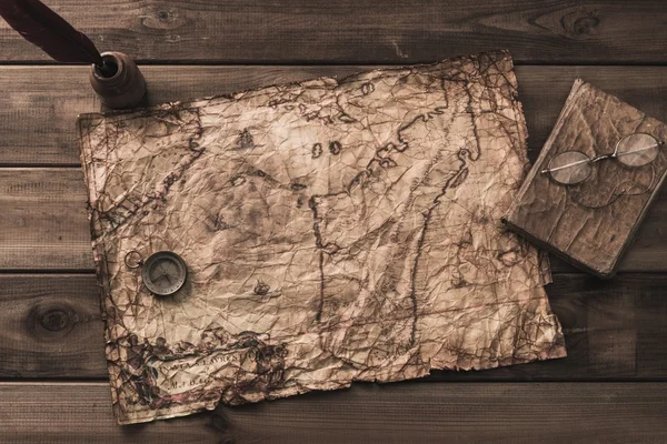 指南针、 书和古董地图上的墨水瓶 — 图库照片