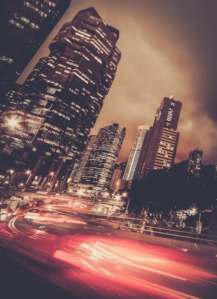 Voitures à déplacement rapide la nuit dans la ville moderne — Photo