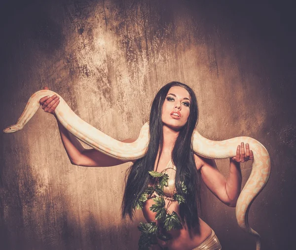 Attraktive brünette Frau mit Albino-Python — Stockfoto